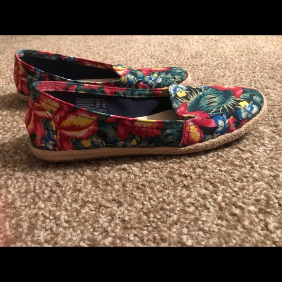 American Eagle size 8 cute flower print slip on - Picture 2 of 4